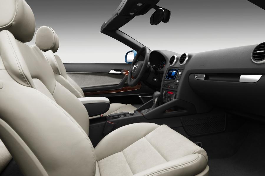 Интерьер Audi A3 2.0 TDI Cabriolet (8PA) 2008 года  (фото 2 из 35)